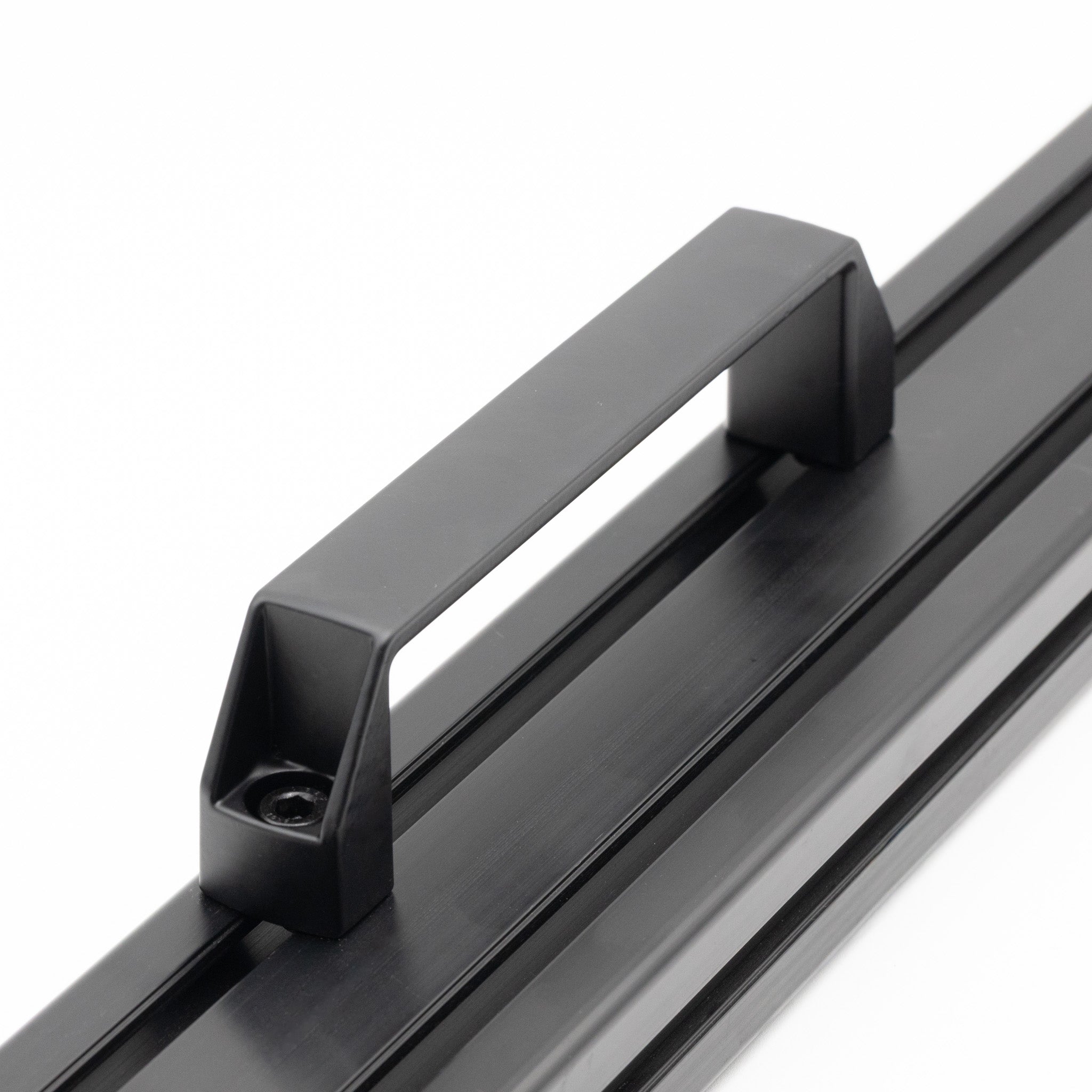 Metal pull handle mounted on 4040 profile